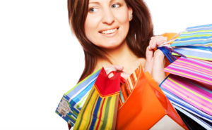 Pessoa com sacos de compras